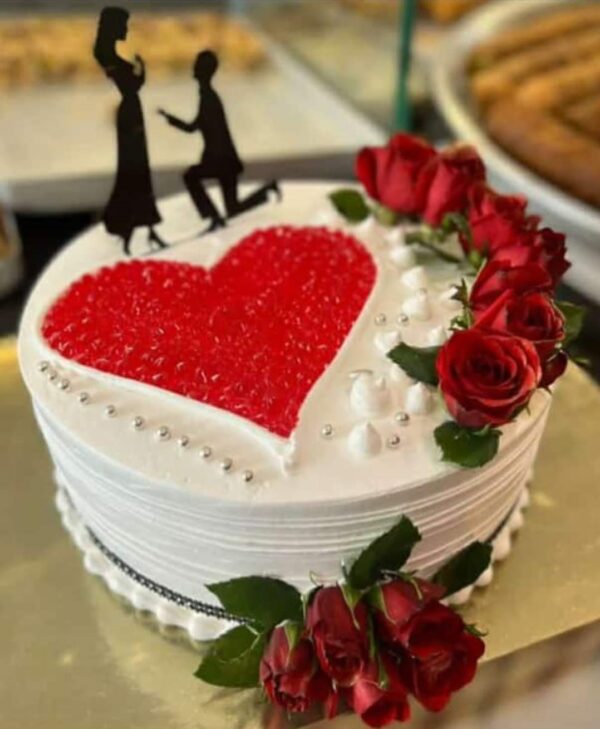 قالب كيك مع ورد للثنائيات والحب